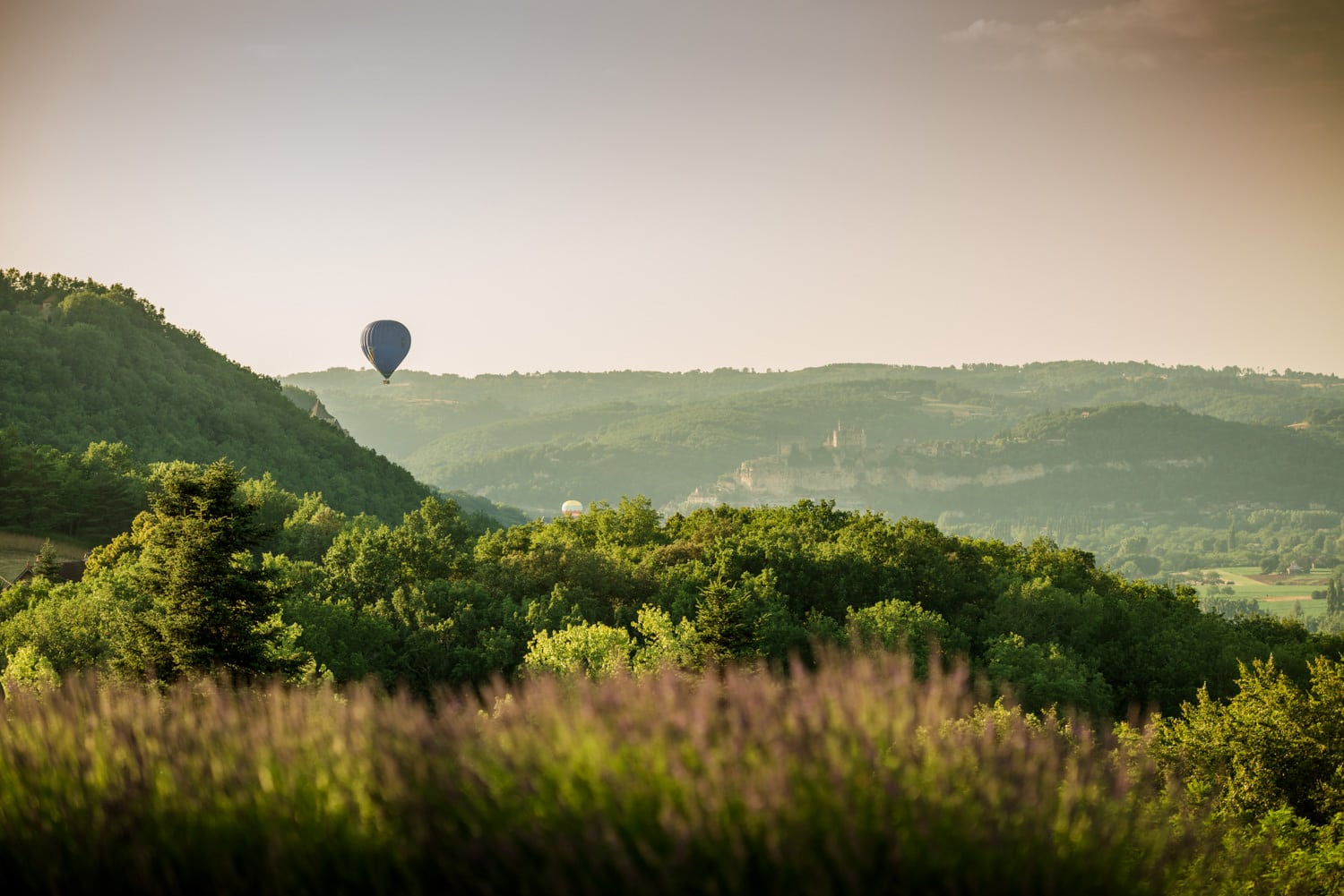 hot air ballon over Chateau de Lacoste