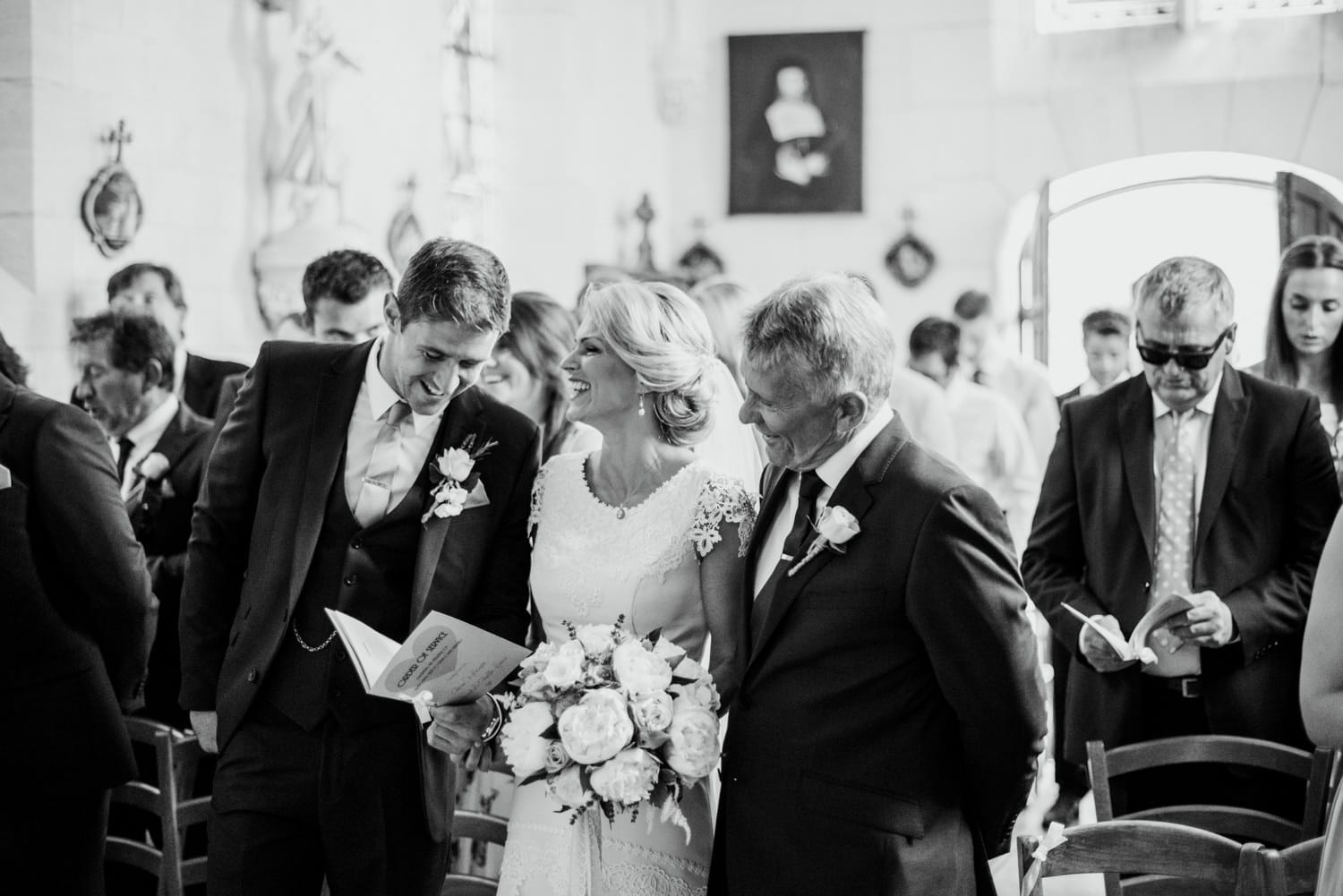 wedding ceremony in the chapel of Chateau de Lacoste