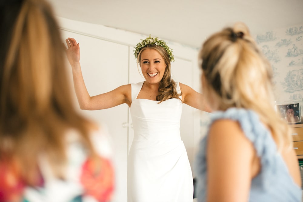 bride getting ready at family home in New Forest