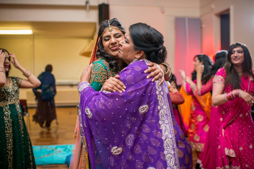 mum kissing bride at her Mehndi