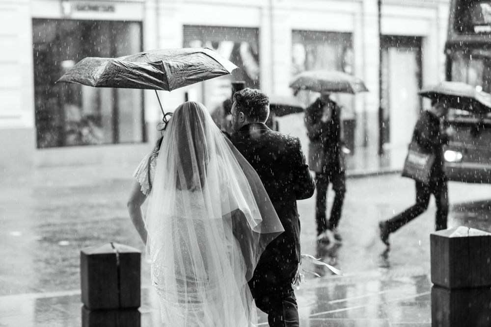 Wedding portraits in the rain, in London