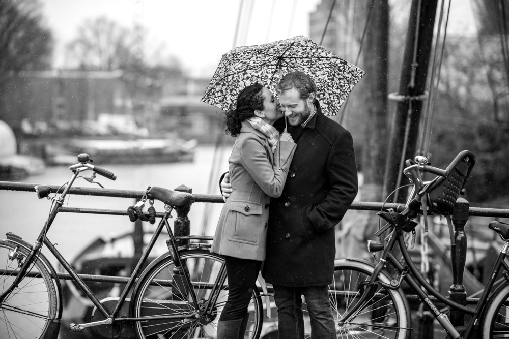 Engagement photographer Amsterdam, couple in the rain