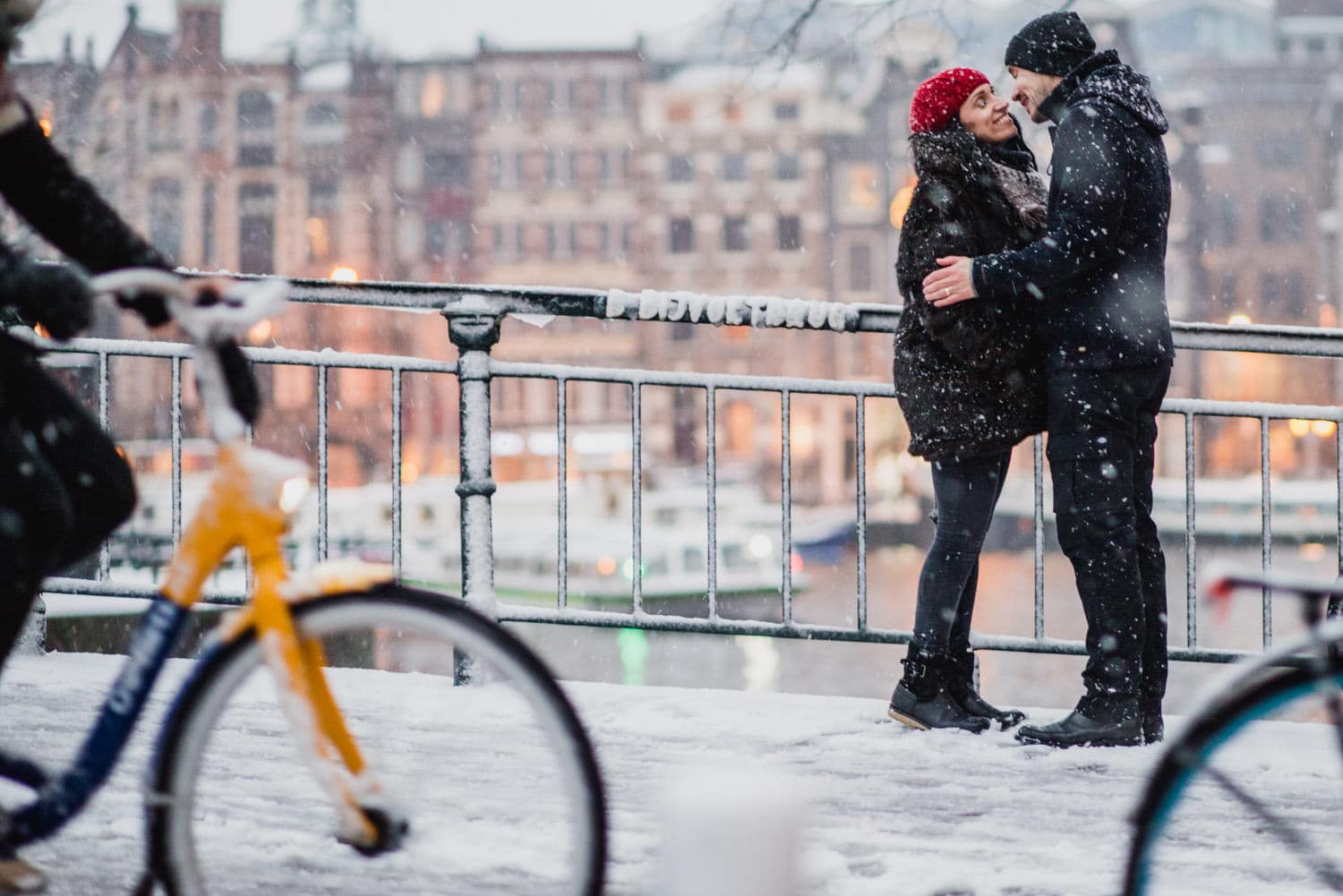 couple kissing in snow in Amsterdam