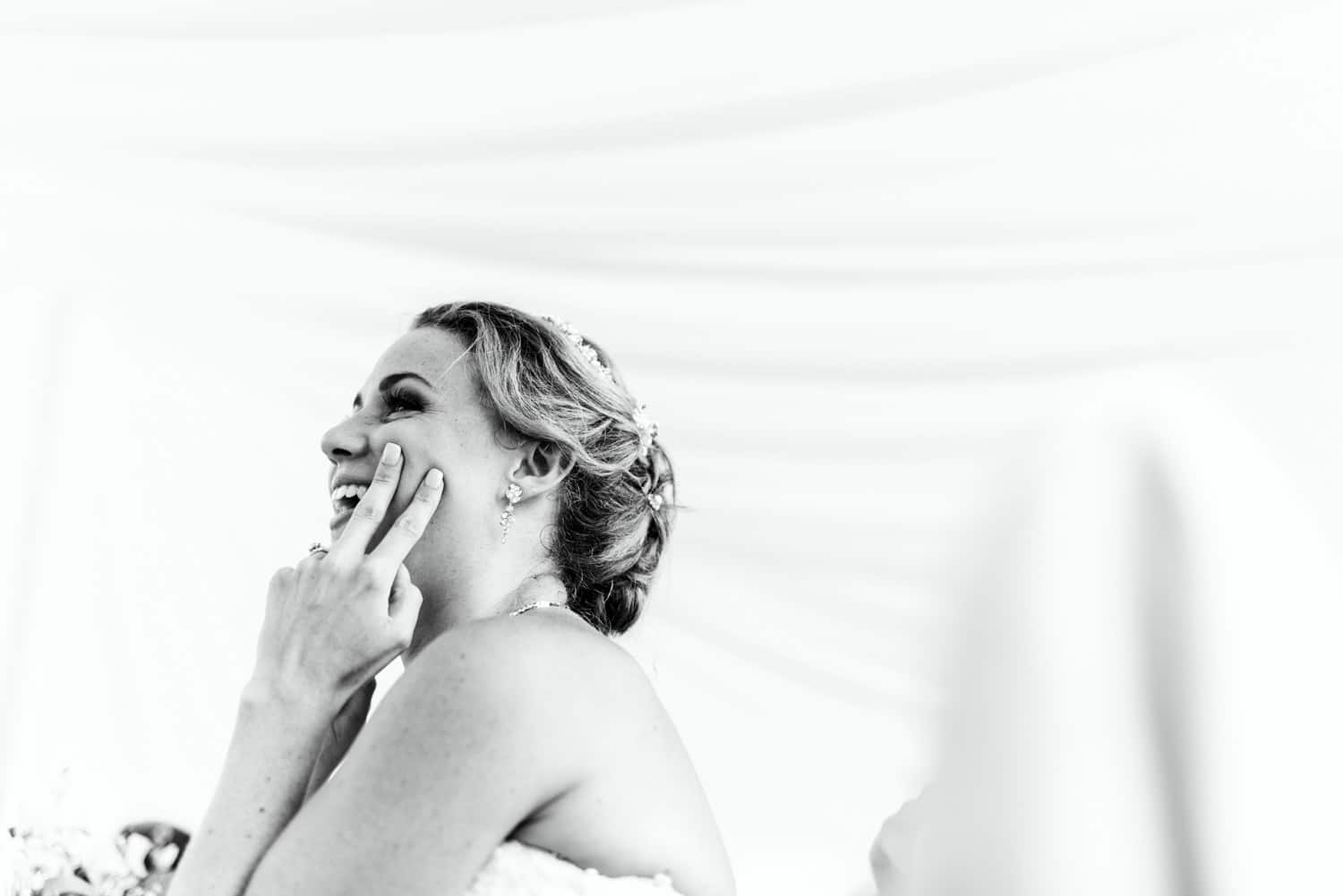 bride sticking two fingers up during speeches