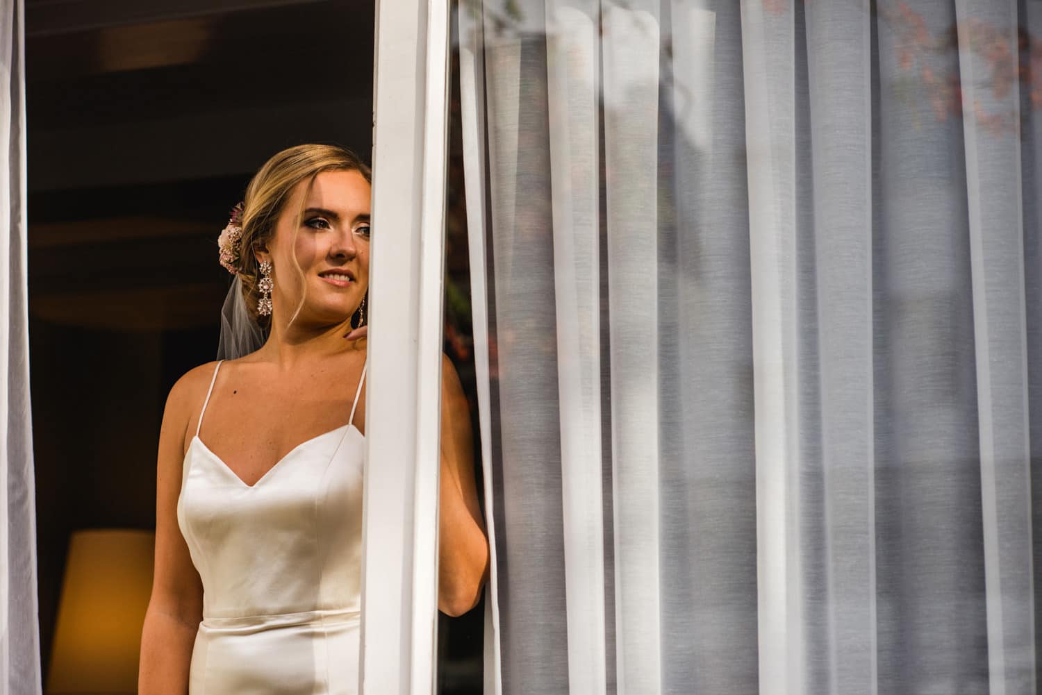 bride in doorway of Pulitzer Hotel Amsterdam