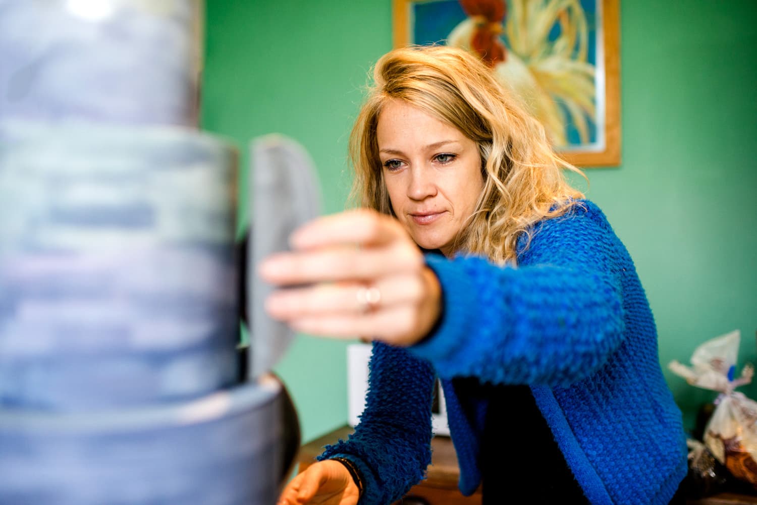 katie from Malarkey Cakes assembling a wedding cake