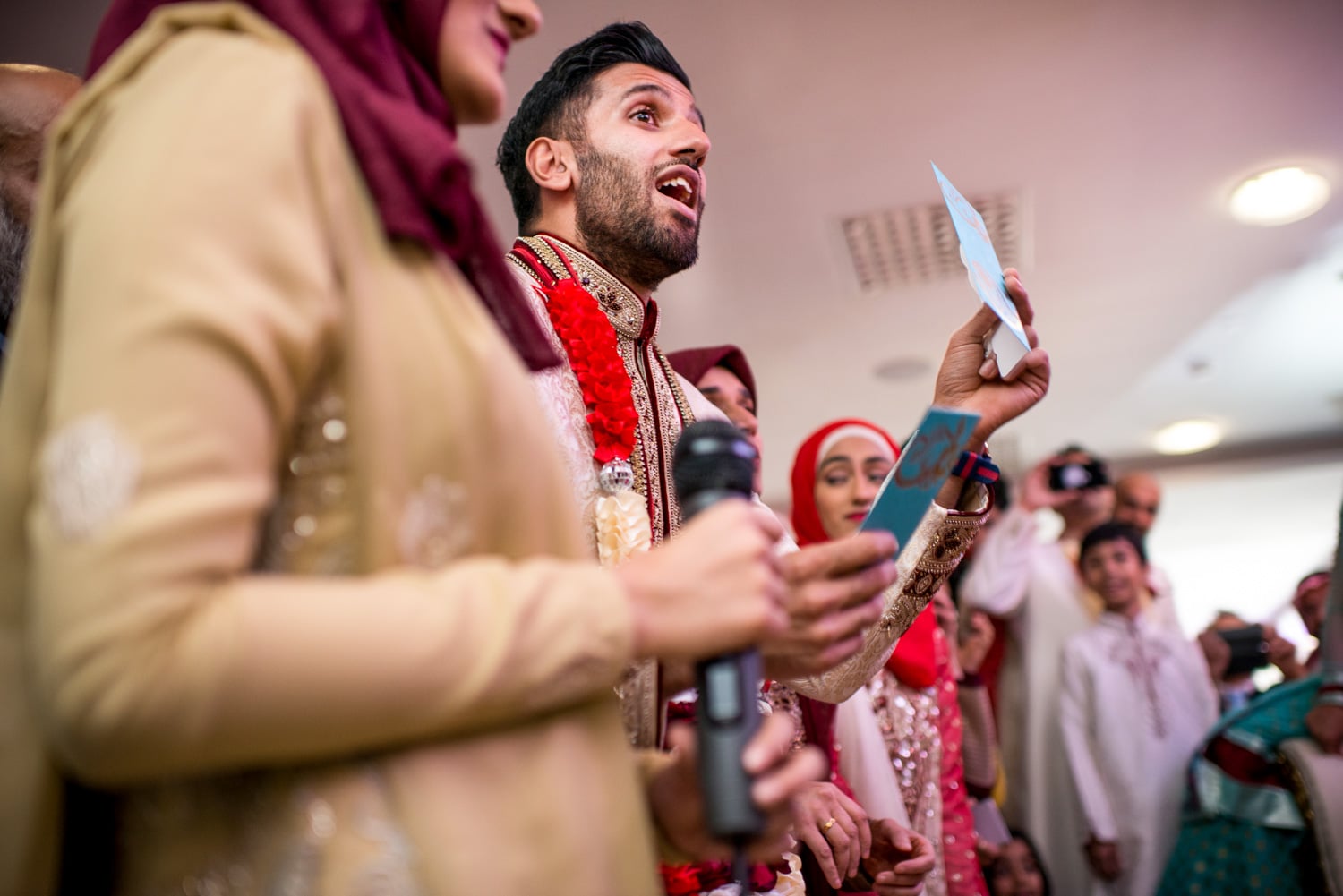 muslim wedding traditions, groom offering the ladies money